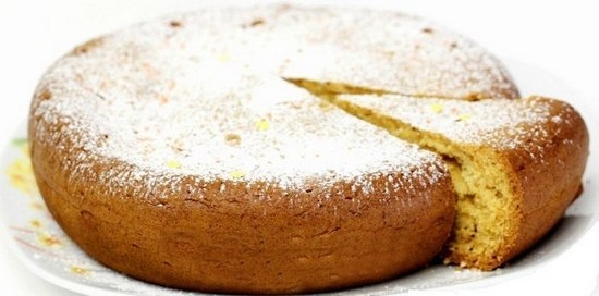 Köstlicher kleiner Kuchen auf Kefir: Schritt-für-Schritt-Rezepte - mit Kirschen, Marmelade, Grieß, ohne Eier. Muffins in einem langsamen Herd, Brotmacher, in Formen 04