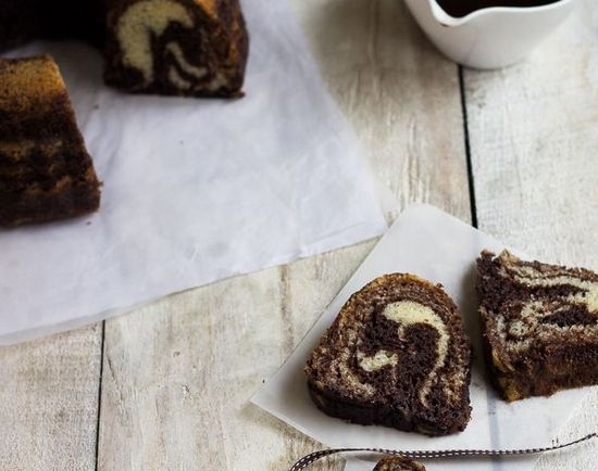 Köstlicher kleiner Kuchen auf Kefir: Schritt-für-Schritt-Rezepte - mit Kirschen, Marmelade, Grieß, ohne Eier. Muffins in einem langsamen Herd, Brotmacher, in Formen 06