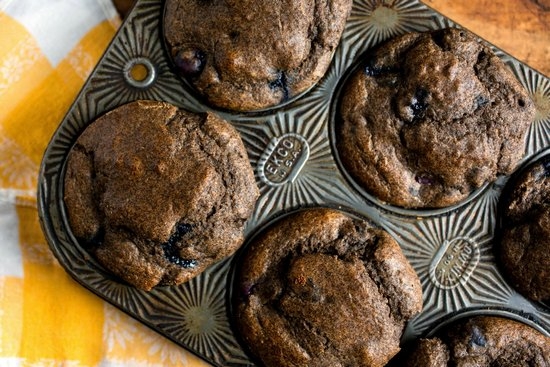 Köstlicher kleiner Kuchen auf Kefir: Schritt-für-Schritt-Rezepte - mit Kirschen, Marmelade, Grieß, ohne Eier. Muffins in einem langsamen Herd, Brotmacher, in Formen 07