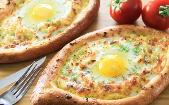 Khachapuri von einem Blätterteig mit Fleisch, mit Käse, In-Ajars 01