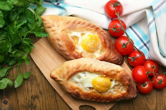 Khachapuri von einem Blätterteig mit Fleisch, mit Käse, In-Ajars 04