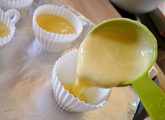 Cupcakes Curd in Silikonformen: Rezepte mit Foto Schritt für Schritt. Einfache, diätetische, Kirschmuffins 09