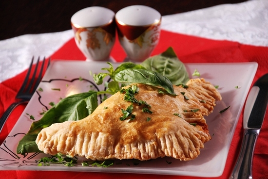 Khachapuri von einem Blätterteig mit Fleisch, mit Käse, In-Ajars 06