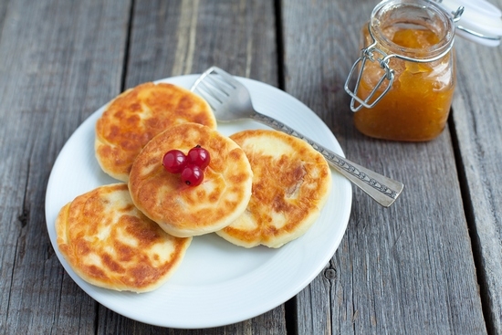 Klassisches Rezept für köstliche Käsekuchen aus Hüttenkäse in einer Bratpfanne und im Ofen 01