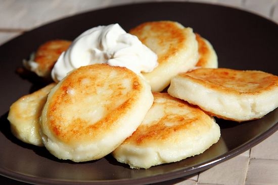 Klassisches Rezept für köstliche Käsekuchen aus Hüttenkäse in einer Bratpfanne und im Ofen 03