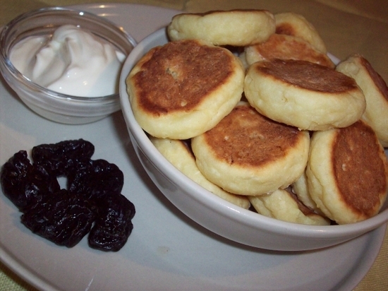 Klassisches Rezept für köstliche Käsekuchen aus Hüttenkäse in einer Bratpfanne und im Ofen 06