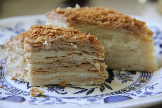 «Napoleon» In einer Pfanne mit einem Vanillepudding: Kochen von Rezepten und Süßwarengeheimnissen 01