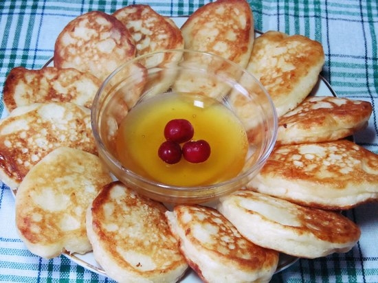 Üppige Fritters ohne Eier auf Kefir, auf Hefe, Rezept mit Äpfeln, Bananen, Vanille 02