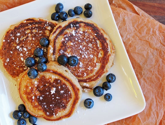 Üppige Fritters ohne Eier auf Kefir, auf Hefe, Rezept mit Äpfeln, Bananen, Vanille 04