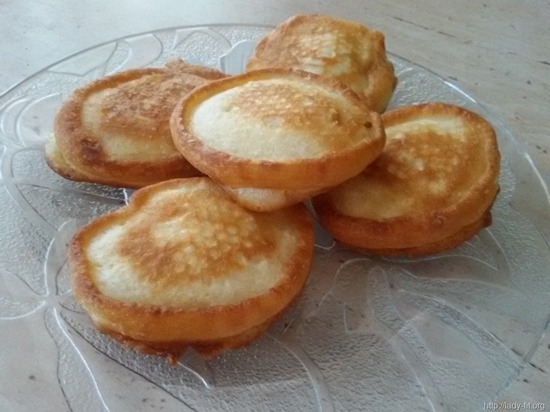 Üppige Fritters ohne Eier auf Kefir, auf Hefe, Rezept mit Äpfeln, Bananen, Vanille 05