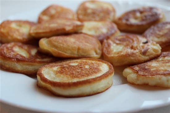 Üppige Fritters ohne Eier auf Kefir, auf Hefe, Rezept mit Äpfeln, Bananen, Vanille 07