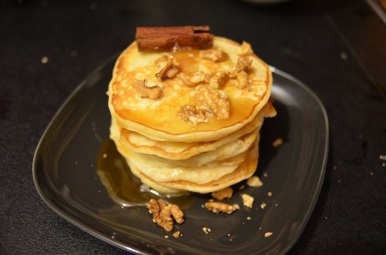 Üppige Fritters ohne Eier auf Kefir, auf Hefe, Rezept mit Äpfeln, Bananen, Vanille 08