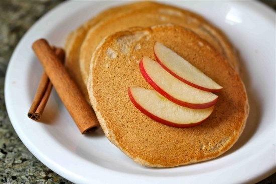 Üppige Pfannkuchen mit Äpfeln auf Kefir: Rezepte ohne Eier und mit Eiern 01