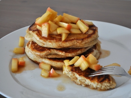 Üppige Pfannkuchen mit Äpfeln auf Kefir: Rezepte ohne Eier und mit Eiern 03