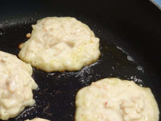 Üppige Pfannkuchen mit Äpfeln auf Kefir: Rezepte ohne Eier und mit Eiern 06