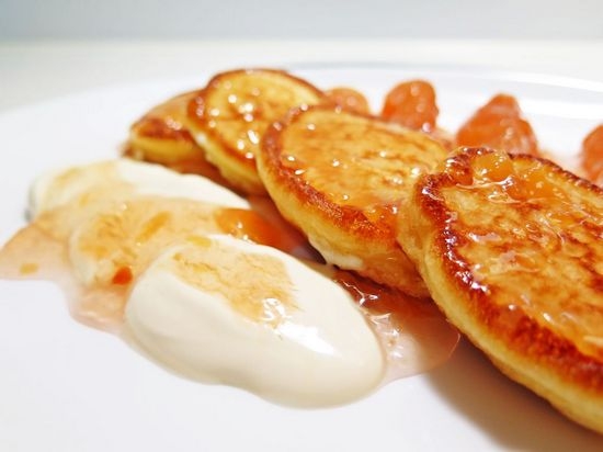 Üppige Pfannkuchen mit Äpfeln auf Kefir: Rezepte ohne Eier und mit Eiern 10