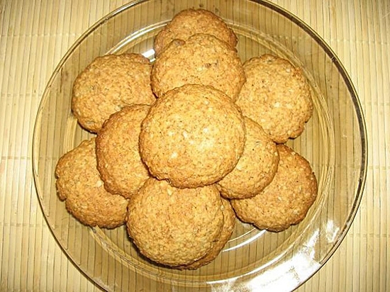 Kekse auf einer Krankenwagenhand: Backen auf Kefir im Backofen und in einer Pfanne 01