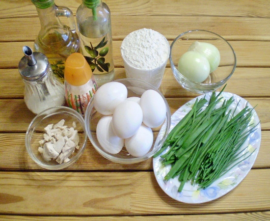 Torten mit Zwiebeln und Eier kommen aus der Kindheit: Rezepte zum Kochen in einer Pfanne und im Ofen 03