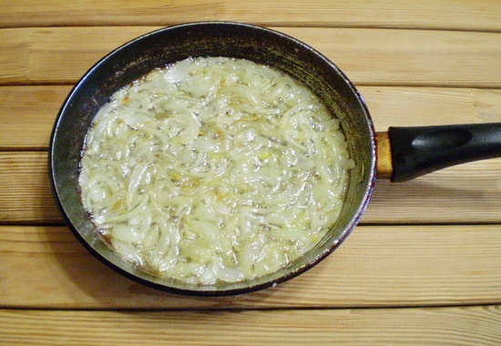 Torten mit Zwiebeln und Eier kommen aus der Kindheit: Rezepte zum Kochen in einer Pfanne und im Ofen 06