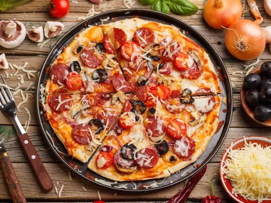 Pizza mit Wurst, Pilze, Tomaten, Füllung für Wurstpizza 05