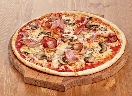 Pizza auf einem Hefe-Teig im Backofen: Eine Auswahl der besten und Lungen bei der Vorbereitung von Rezepten 10