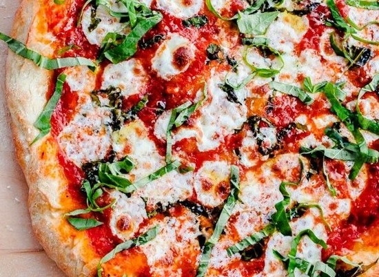 Pizza auf einem Hefe-Teig im Backofen: Eine Auswahl der besten und Lungen bei der Vorbereitung von Rezepten 12