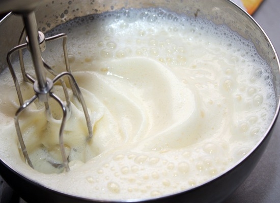 Rezepte Pfannkuchen mit Löchern auf Milch und Kefir mit Fotos 05