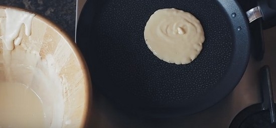 Amerikanische Pfannkuchen: Kefir Rezept mit Fotoschritt. So machen Sie Pankeeper auf Kefir ohne Eiern? 08