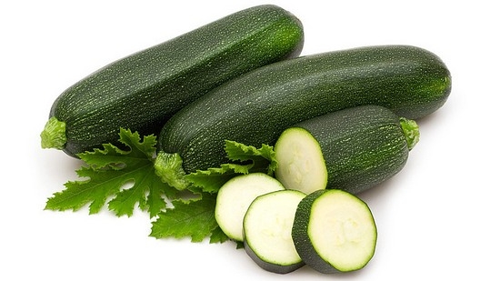 Rezepte von Zucchini Pfannkuchen. Wie man Nahrungsmittelpfannkuchen herstellt, Fritters süß, Pfannkuchen mit Knoblauch und anderen Zutaten? 01