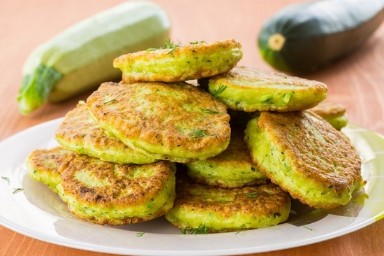 Rezepte von Zucchini Pfannkuchen. Wie man Nahrungsmittelpfannkuchen herstellt, Fritters süß, Pfannkuchen mit Knoblauch und anderen Zutaten? 04