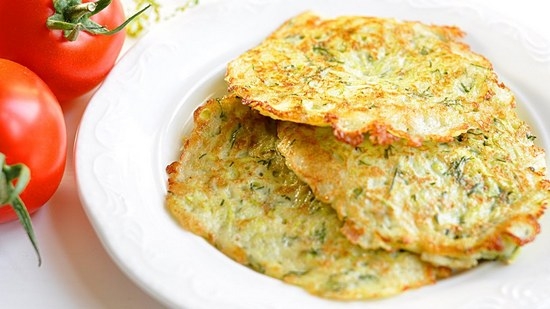 Rezepte von Zucchini Pfannkuchen. Wie man Nahrungsmittelpfannkuchen herstellt, Fritters süß, Pfannkuchen mit Knoblauch und anderen Zutaten? 05