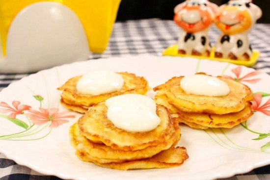 Rezepte von Zucchini Pfannkuchen. Wie man Nahrungsmittelpfannkuchen herstellt, Fritters süß, Pfannkuchen mit Knoblauch und anderen Zutaten? 06