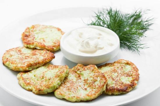 Rezepte von Zucchini Pfannkuchen. Wie man Nahrungsmittelpfannkuchen herstellt, Fritters süß, Pfannkuchen mit Knoblauch und anderen Zutaten? 07