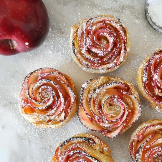 Rosets aus Blätterteig mit Äpfeln: Rezepte des köstlichen und duftenden Backens 02