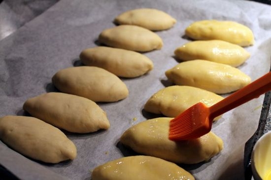 Wie man einen Cookie-Teig für Pasteten im Backofen und Brotmacher kocht? 07