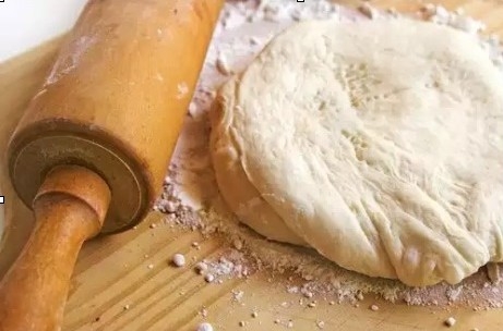 Teig auf Brötchen auf trockener Hefe: Fast, Feder, üppig 05