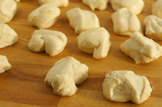 Teig auf Brötchen auf trockener Hefe: Fast, Feder, üppig 06