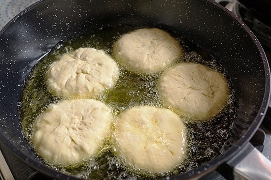 Teig für Whitelles mit trockener Hefe, Teig auf gebratenen Pasteten auf trockener Hefe: Leckere Backrezepte mit Fleisch 09