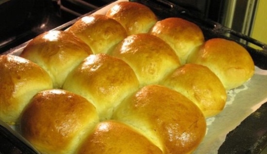 Wie man Teig für Brötchen mit Hefe ohne Milch vorbereiten, auf Kefir? 10