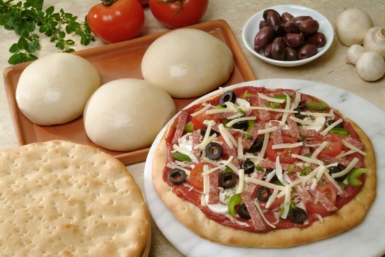 Pizzateig, wie in Pizzeria: klassisches italienisches Rezept mit Hefe und Hefe 01