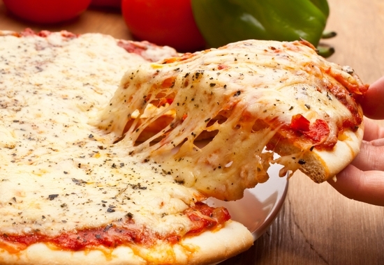 Pizzateig, wie in Pizzeria: klassisches italienisches Rezept mit Hefe und Hefe 04