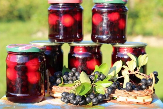 Kompott aus schwarzem Rowan Rowan für den Winter: Rezepte mit Äpfeln, Kirschblättern, Sanddorn, mit Sterilisation und ohne 04