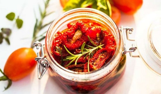 Trockner Tomaten für den Winter zu Hause: Rezept zum Kochen im Ofen, elektrischer Rigor, in der Mikrowelle 01