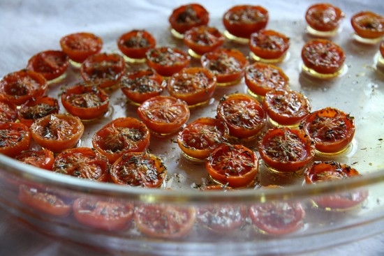 Trockner Tomaten für den Winter zu Hause: Rezept zum Kochen im Ofen, elektrischer Rigor, in der Mikrowelle 02