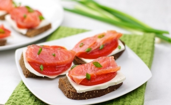 Sandwiches mit rotem Fisch: Beste Rezepte und Geschirr-Designs mit Fotos 09