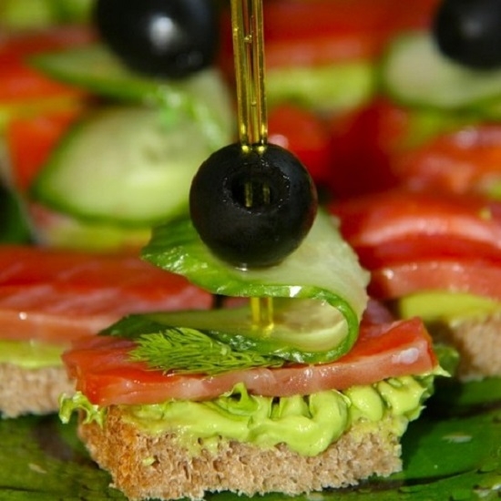 Sandwiches mit rotem Fisch: Beste Rezepte und Geschirr-Designs mit Fotos 12