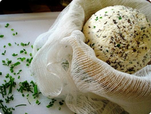 Wie man fester Hauskäse mit Gewürzen kocht? 01