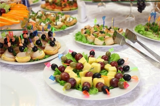 Wie man Snacks für ein Buffet bei der Arbeit preiswert und lecker kocht? 01