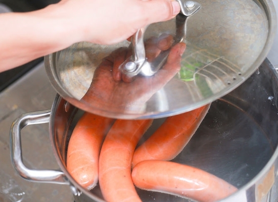 Wie man Würstchen in einem Topf in einer Schale kocht und ohne es? Wie lange dauert es, Würste in kochendem Wasser zuzubereiten? 04