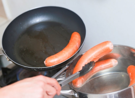 Wie man Würstchen in einem Topf in einer Schale kocht und ohne es? Wie lange dauert es, Würste in kochendem Wasser zuzubereiten? 05